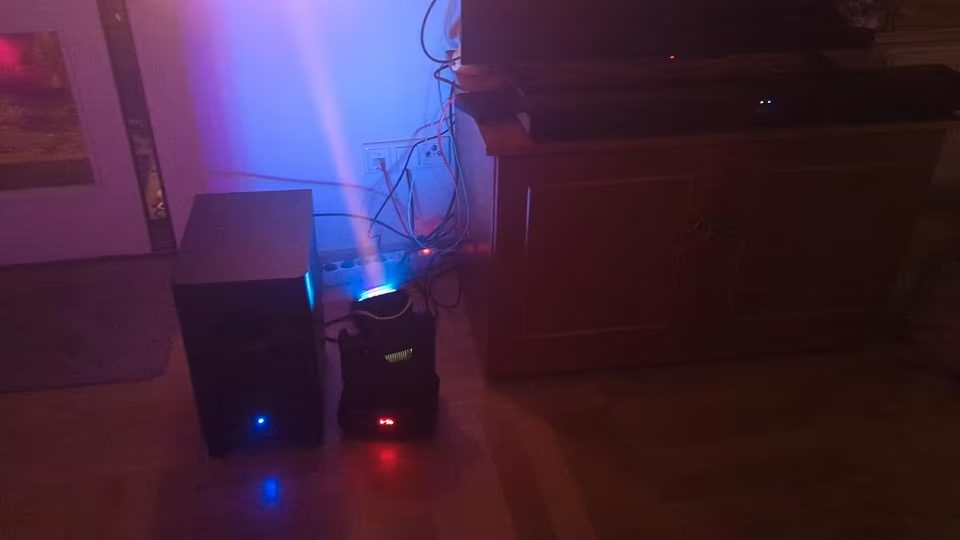 LED Moving Head mit blauem Lichtstrahl w&auml;hrend einer Hausparty