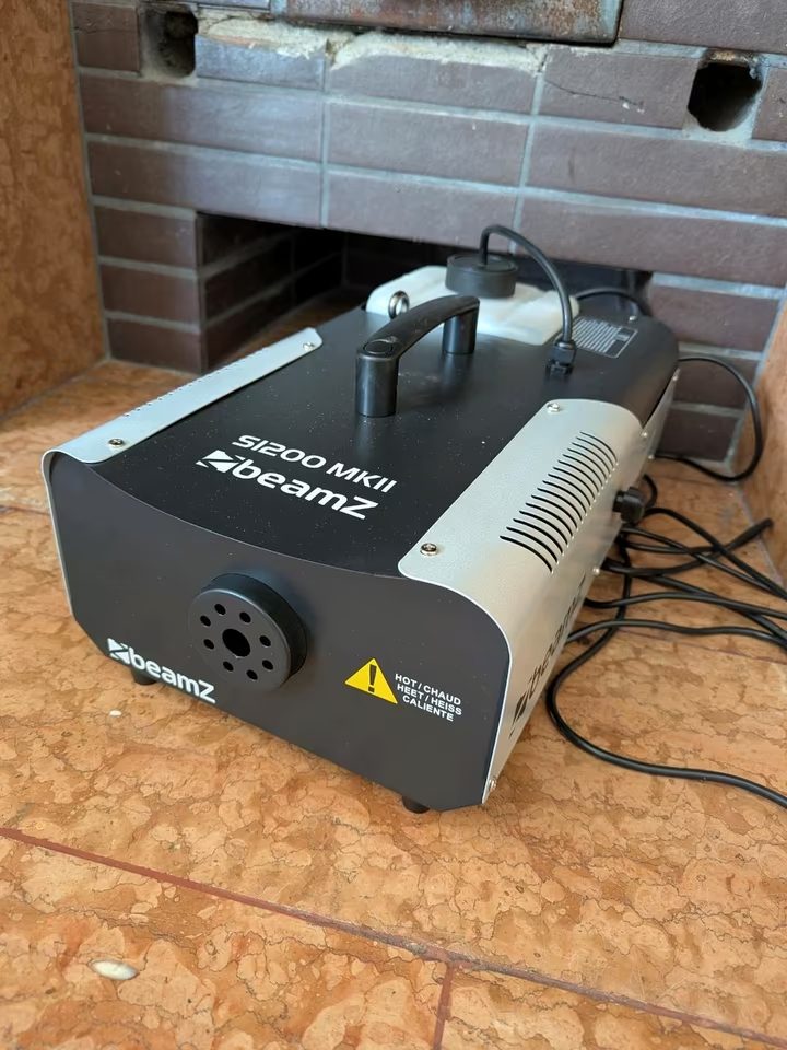 Nebelmaschine beamZ S1200 MKII mit 1200 Watt und Kabelfernbedienung