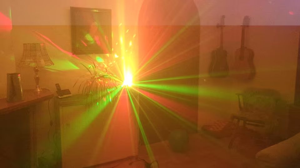 Wohnzimmer voller Nebel mit roten und gr&uuml;nen Lichtstrahlen des Partylicht-Sets