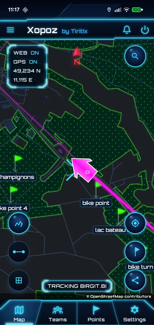 Xopoz map: the team device BI drawn as a magenta arrow moving along its trail through a forest, with points of interest flags bike point, lac bateau and champignons